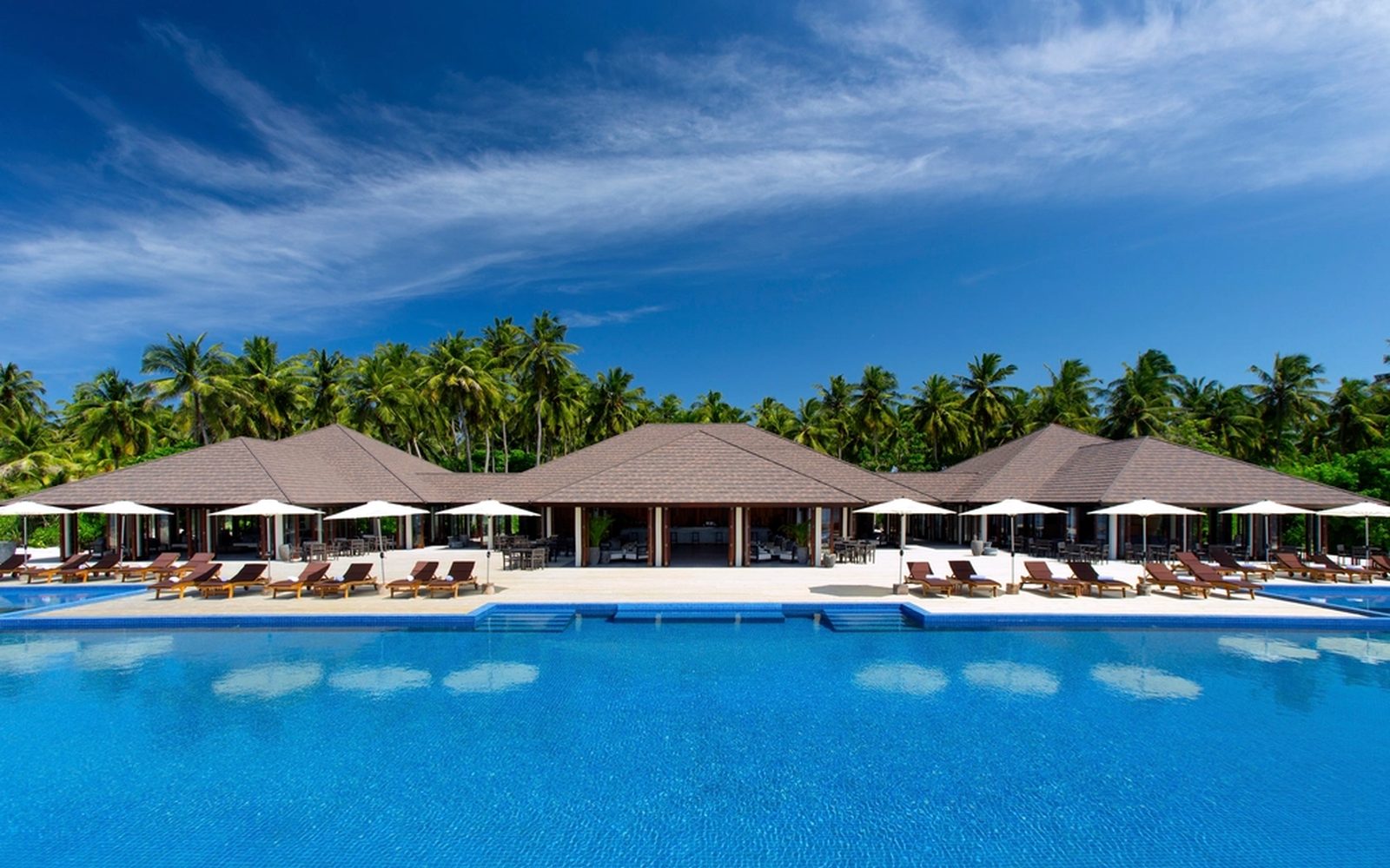 Poolanlage einer Hotelanlage am Meer